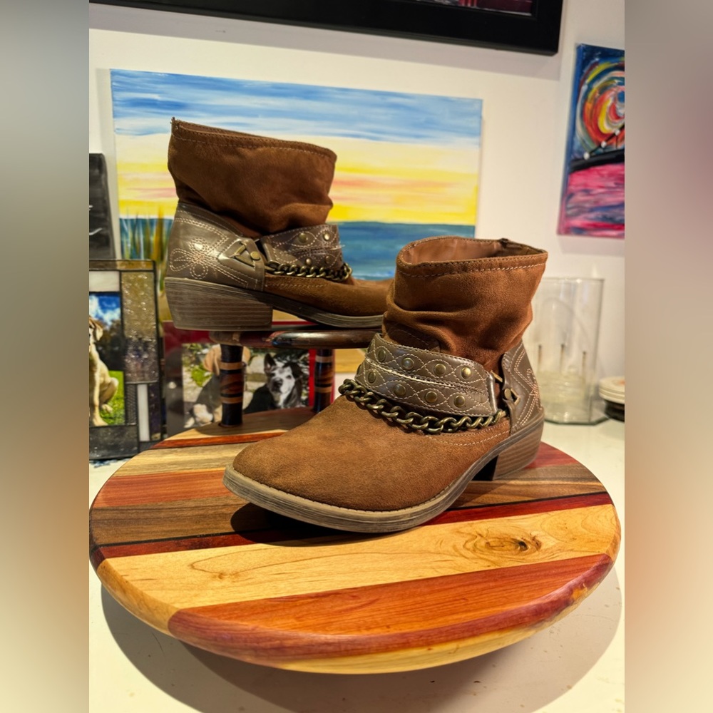 Vintage Western low boots heeled with chain accents